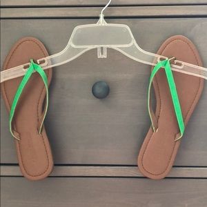Leather flip flops w/green accent